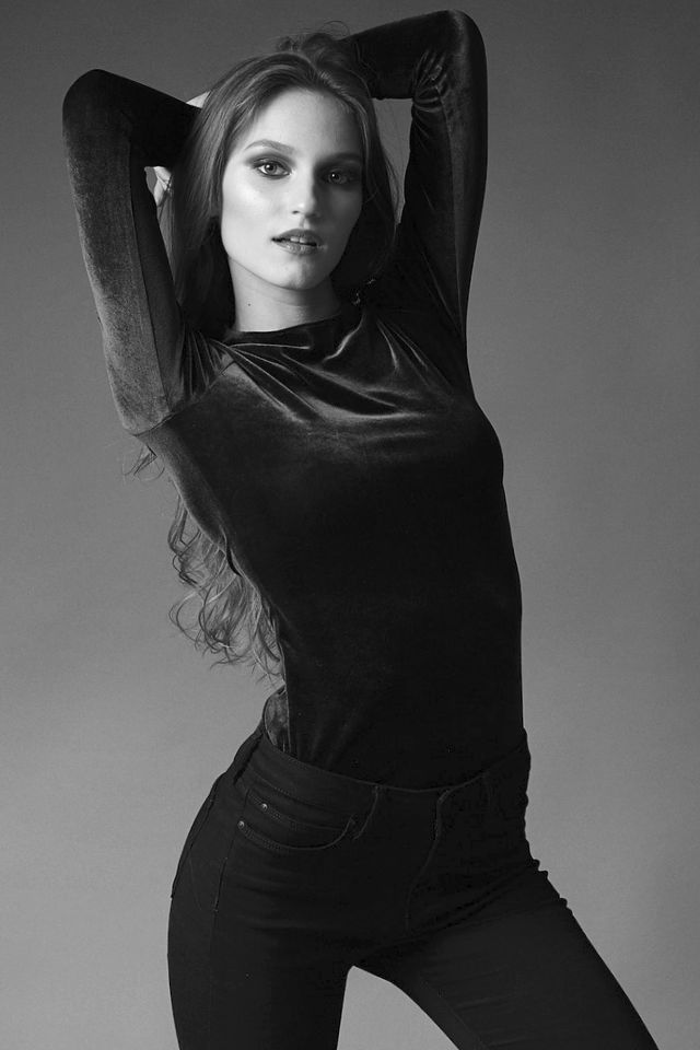 Nastya studio portrait. Silm figure of a fashion model.